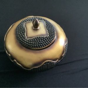 UNIQUE BOWL WITH LID(OK LIGHTING)IN GREAT CONDITION ONLY SMALL SCRATCH SEE PHOTO